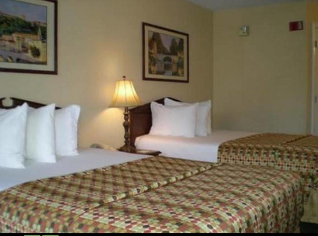 Baymont By Wyndham Greenwood Esterno foto