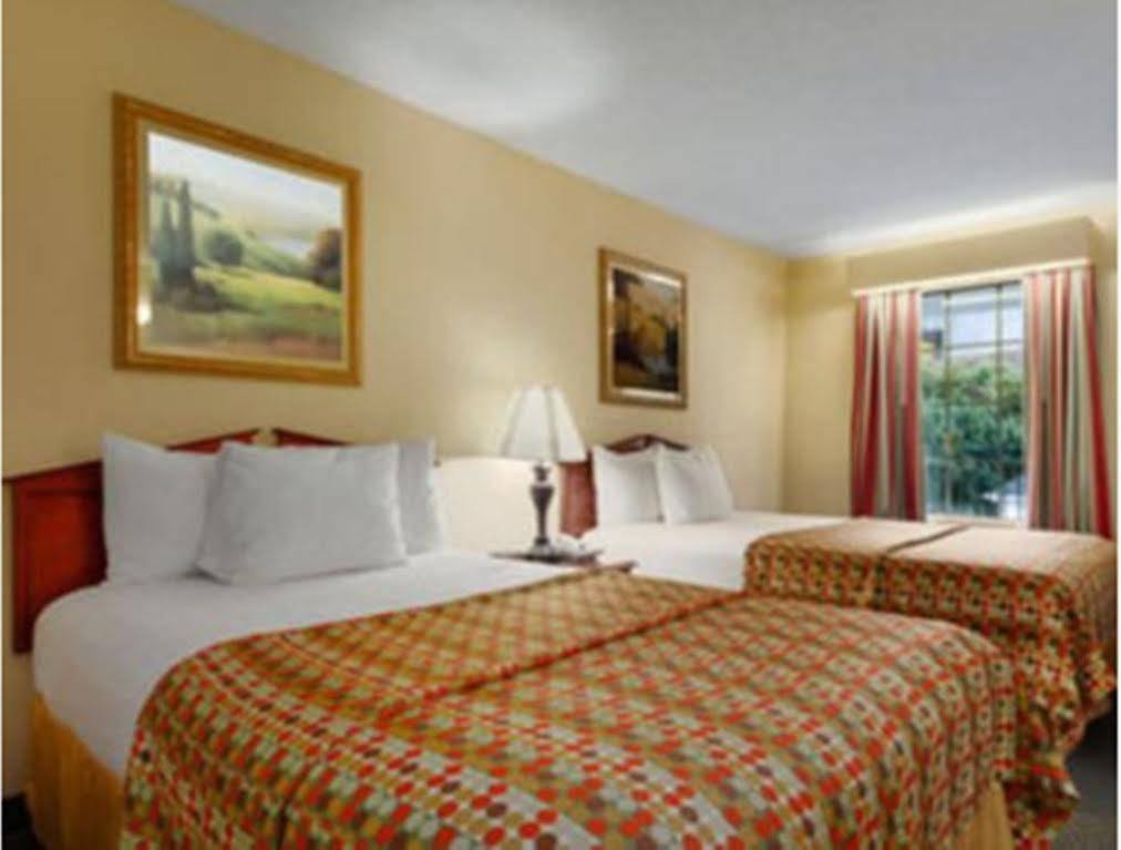 Baymont By Wyndham Greenwood Esterno foto