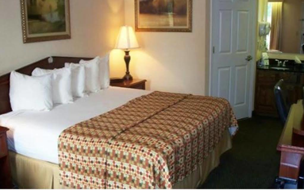 Baymont By Wyndham Greenwood Esterno foto